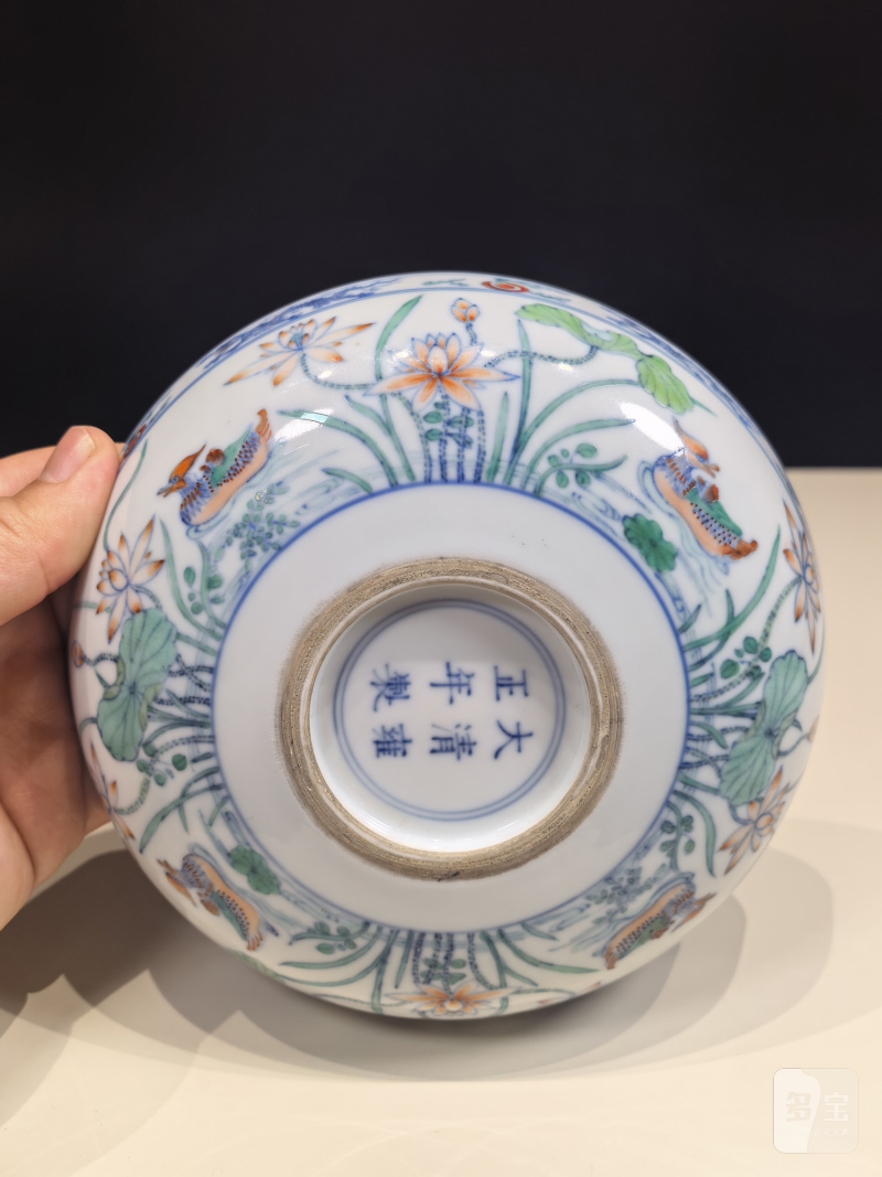 清雍正 斗彩鸳鸯荷塘图卧足盘一对 - 图23